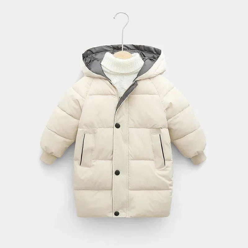 Enfant portant une veste longue, jouant dans la neige
