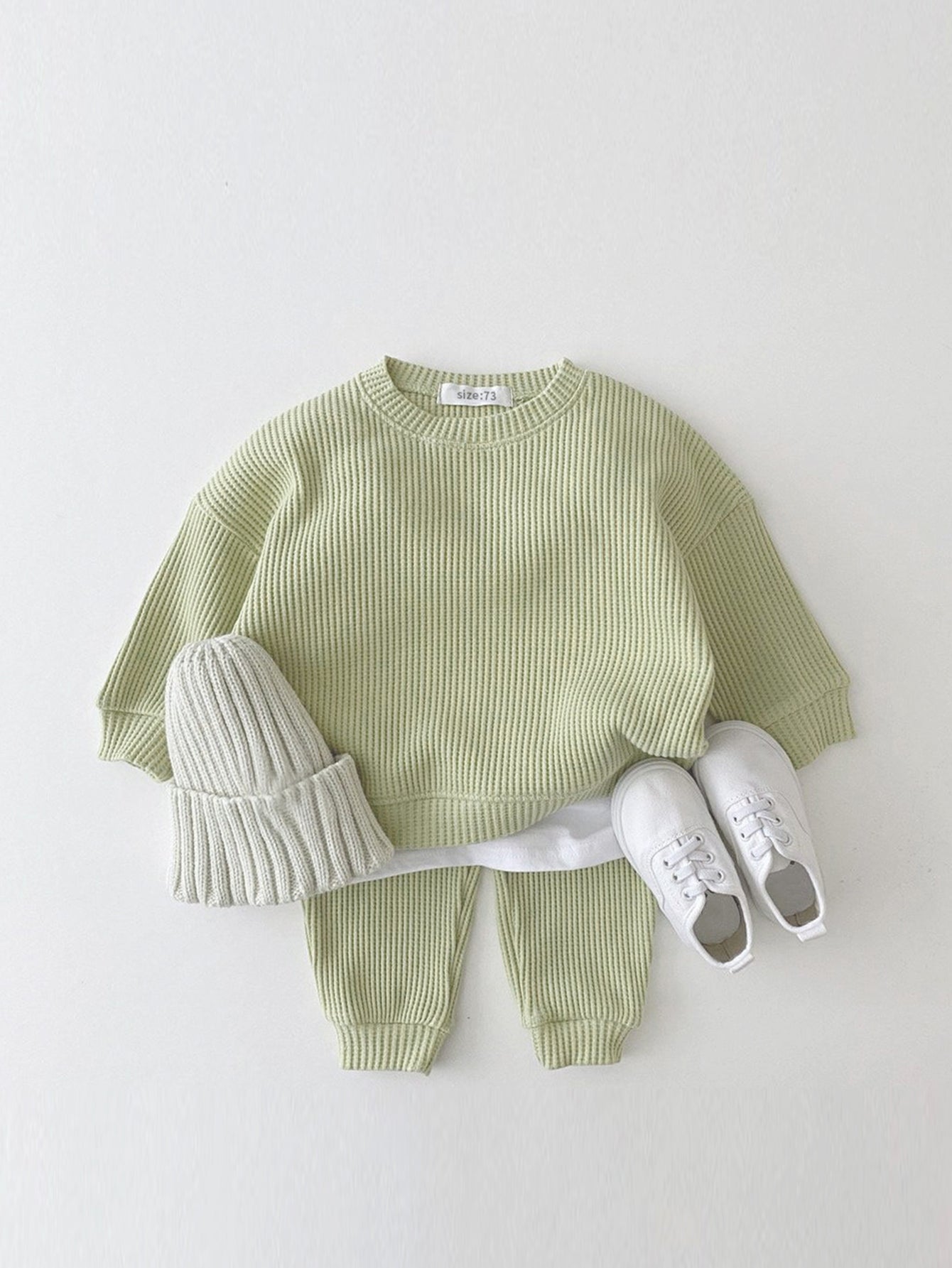 Zoom sur la texture gaufre du tissu, ensemble enfant, couleur jaune