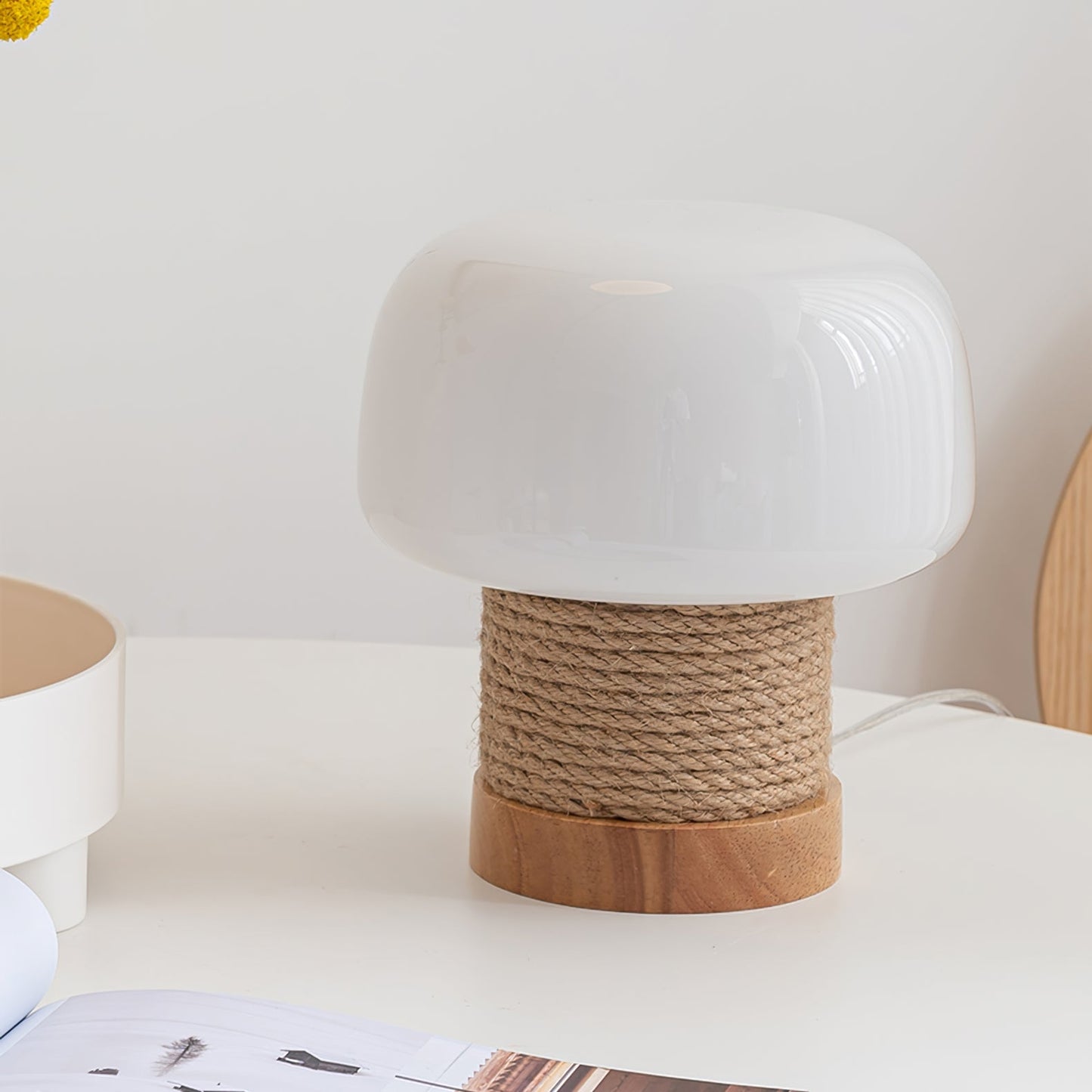 Lampe moderne sur une table en bois dans un salon