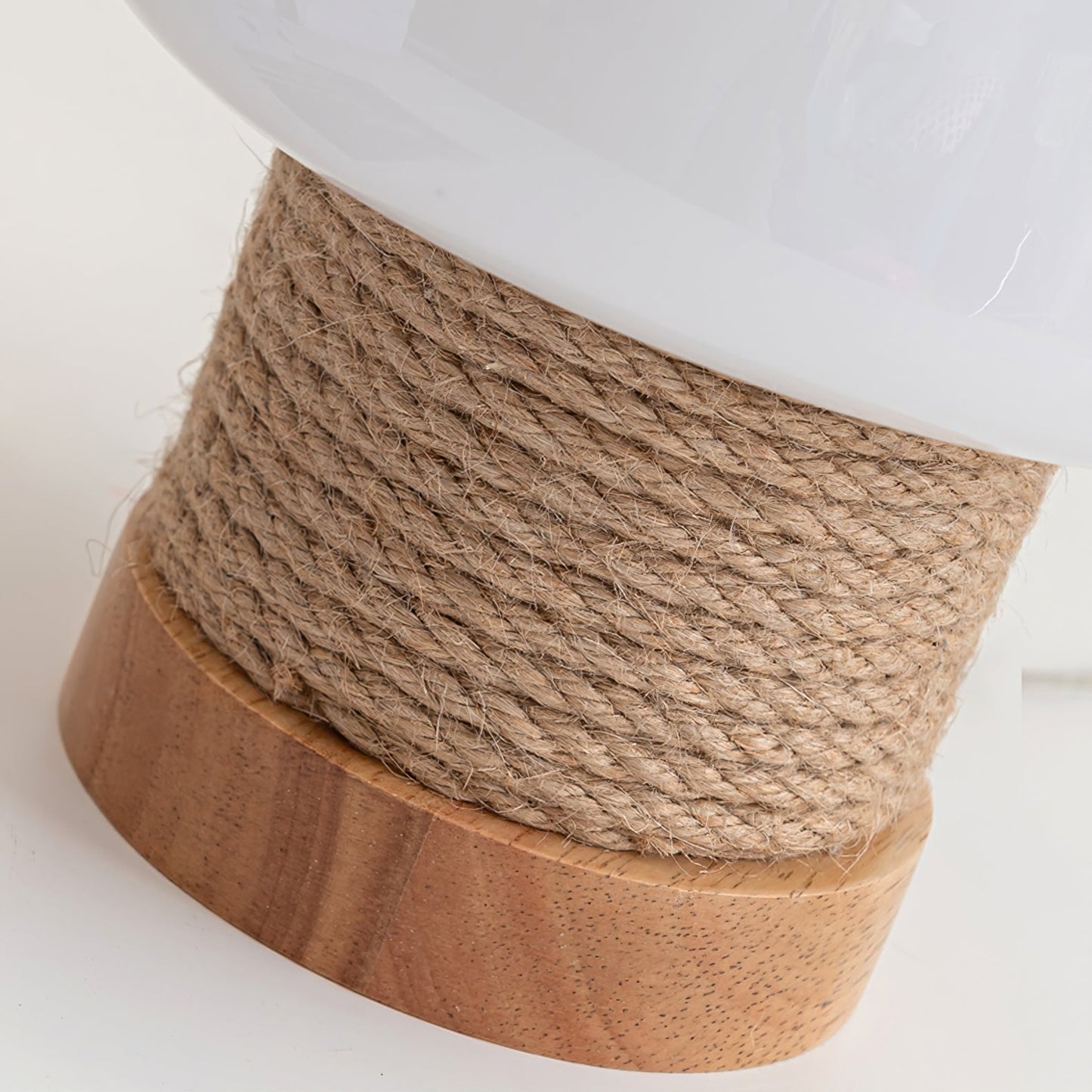 Lampe de table avec finitions marron sur un bureau