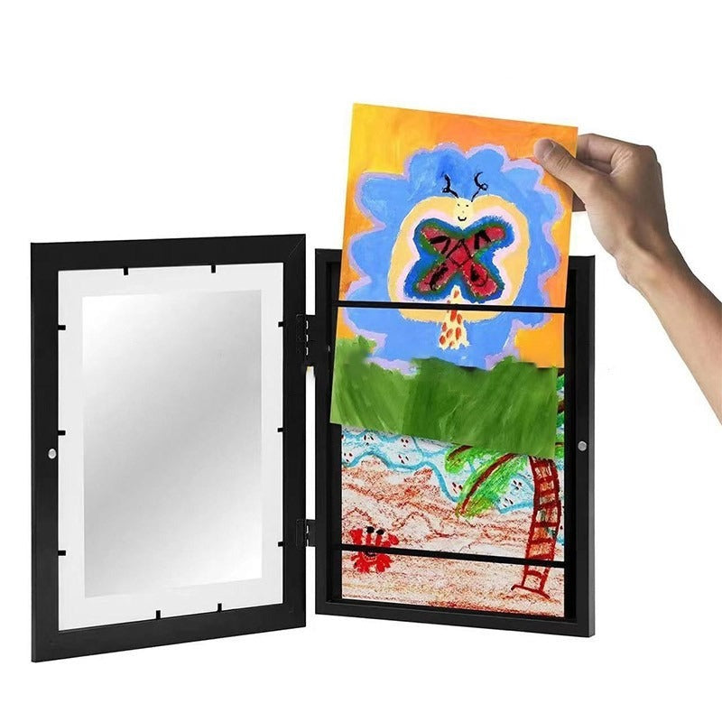 Cadre en bois avec dessins d'enfants exposés magnifiquement