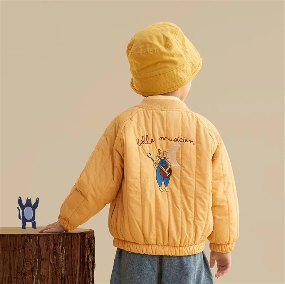 Détail de la broderie sur la manche de la veste