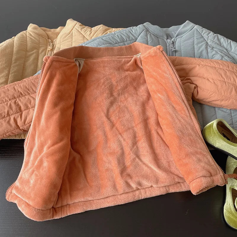 Enfant portant une veste d'hiver colorée et chaude