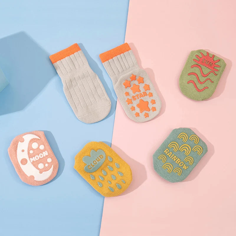 Gros plan sur semelles antidérapantes de chaussettes pour enfants