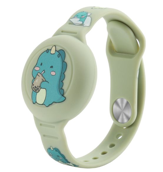Enfant portant un bracelet AirTag, jouant dans un parc
