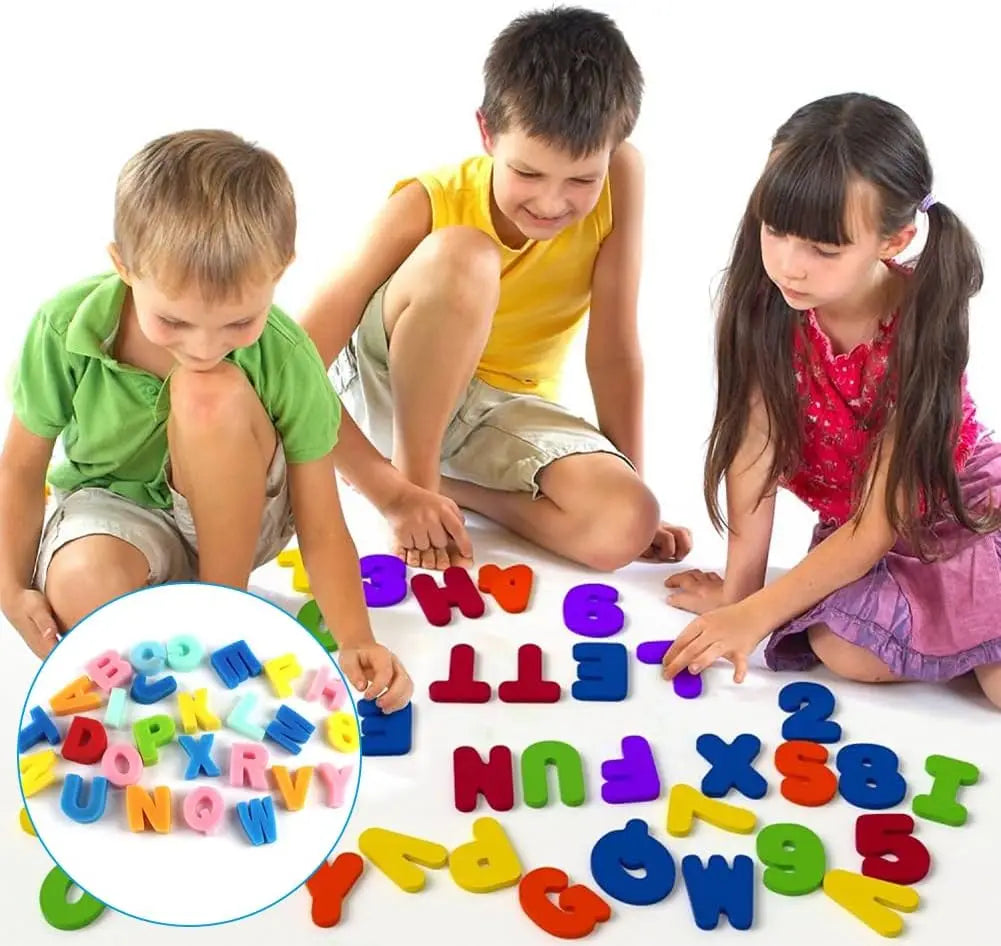 Lettres et chiffres colorés flottant dans une baignoire