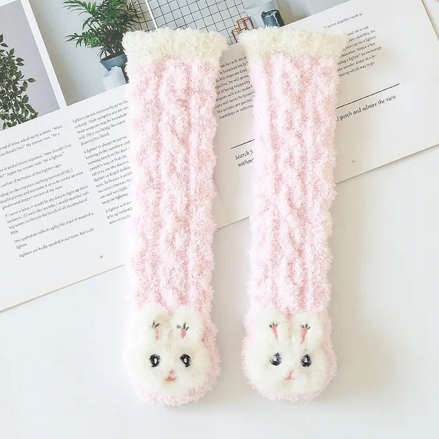 Jambières en coton étalées sur une surface en bois