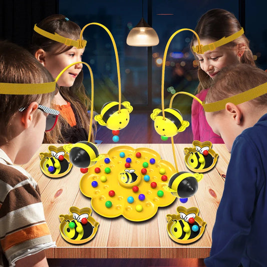 Enfants rassemblés autour du jeu, concentrés et amusés