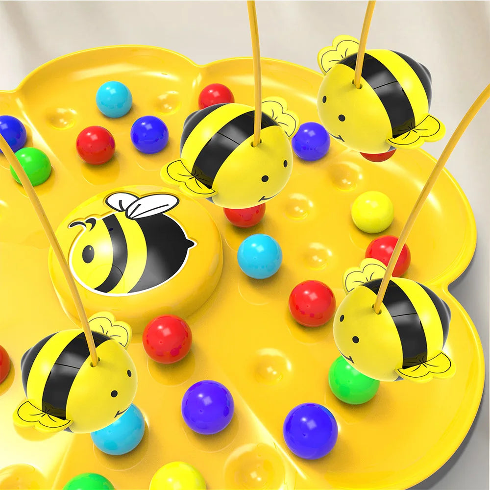 Enfant jouant avec un jeu magnétique coloré sur une table