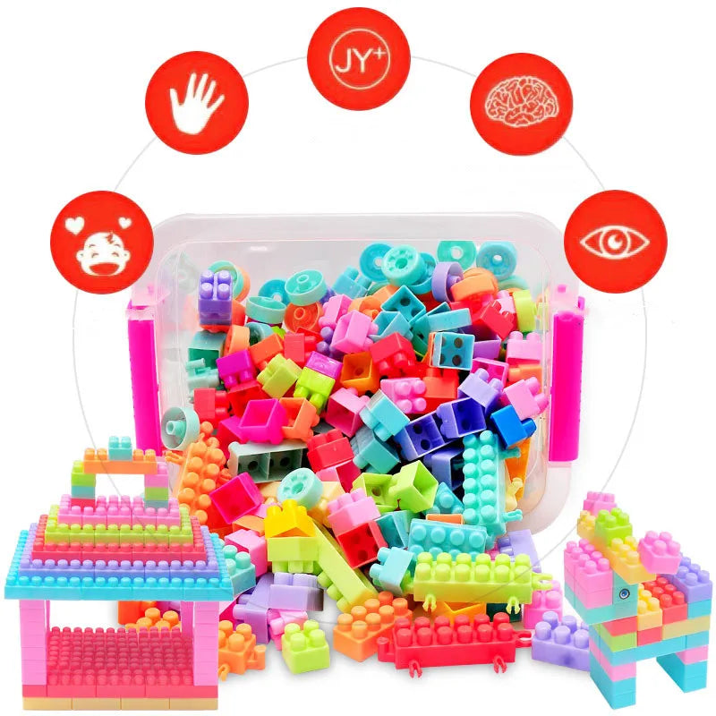 Enfant jouant avec des blocs de construction colorés sur un tapis
