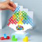 Enfant construisant une tour avec des blocs colorés en plastique