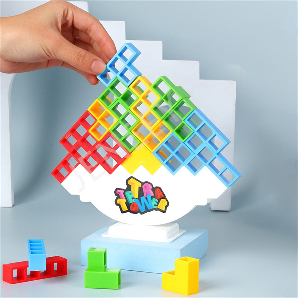 Enfant construisant une tour avec des blocs colorés en plastique