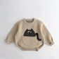 Enfant jouant en portant le hoodie animal