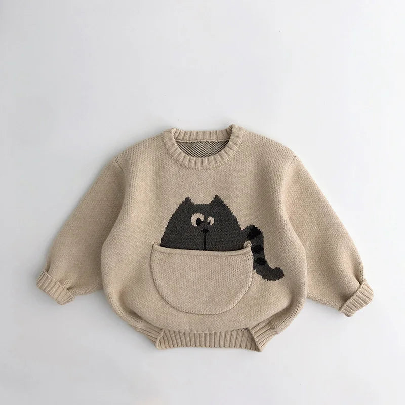 Enfant jouant en portant le hoodie animal