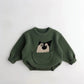 Vue latérale du hoodie avec imprimé ludique