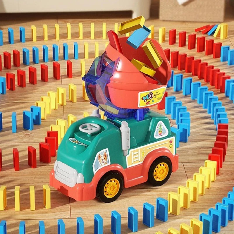 Dominos en bois multicolores rangés dans une boîte compacte