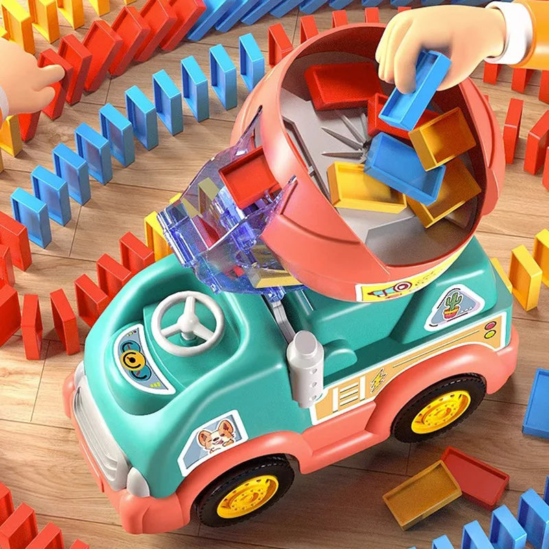 Enfants jouant avec des dominos en bois multicolores sur une table