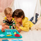 Ensemble de blocs multicolores sur une table