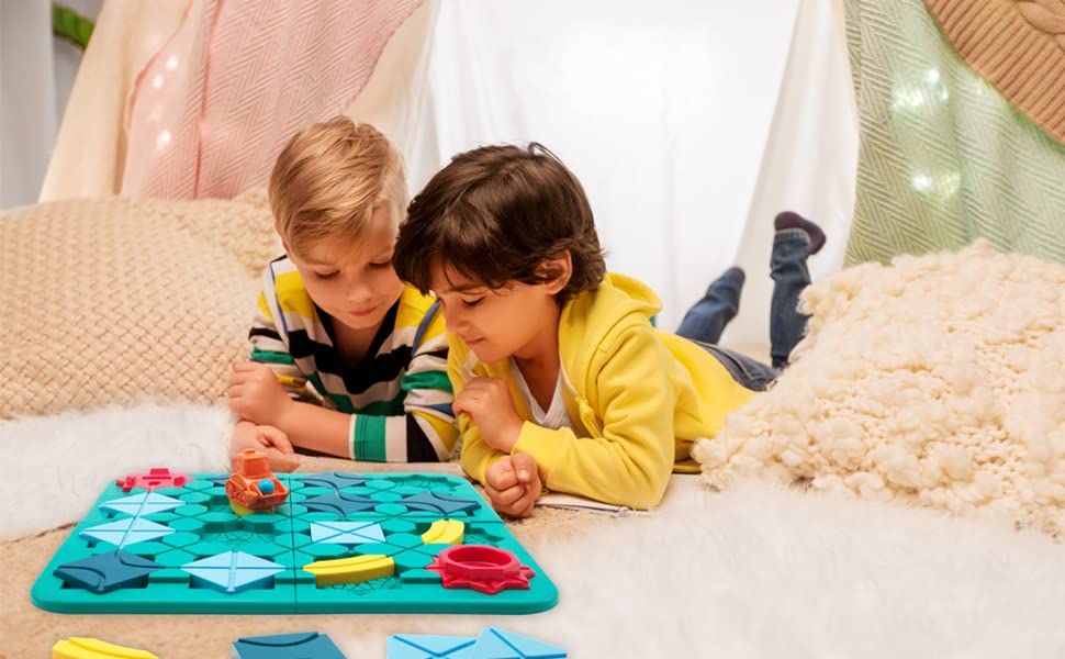 Ensemble de blocs multicolores sur une table