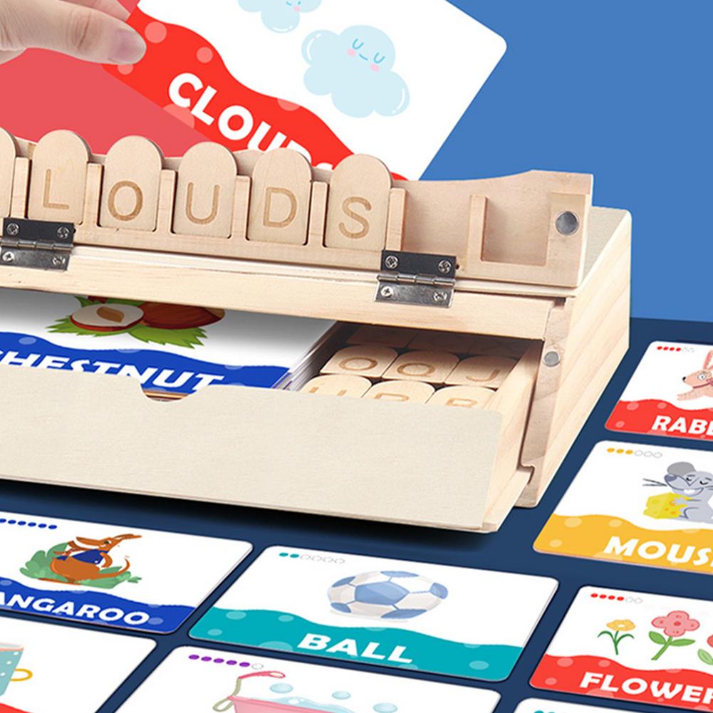 Enfants jouant avec des lettres en bois sur une table