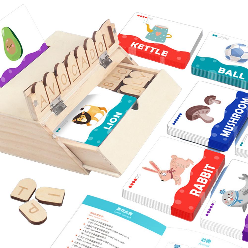 Cartes de questions et lettres en bois dispersées
