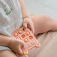Hochet sensoriel en silicone, gros plan sur les détails