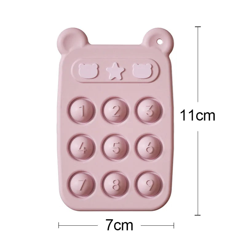 Enfant jouant avec le hochet en silicone, démonstration d'usage