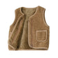 Gilet enfant superposé sur une chemise, style automne