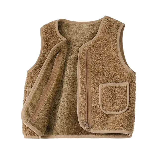Gilet enfant superposé sur une chemise, style automne