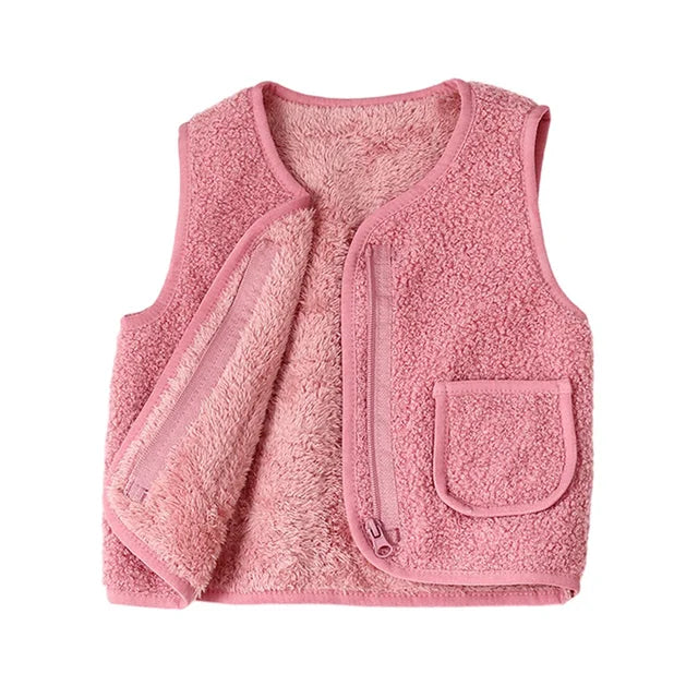 Gilet enfant sur cintre, prêt pour l'hiver