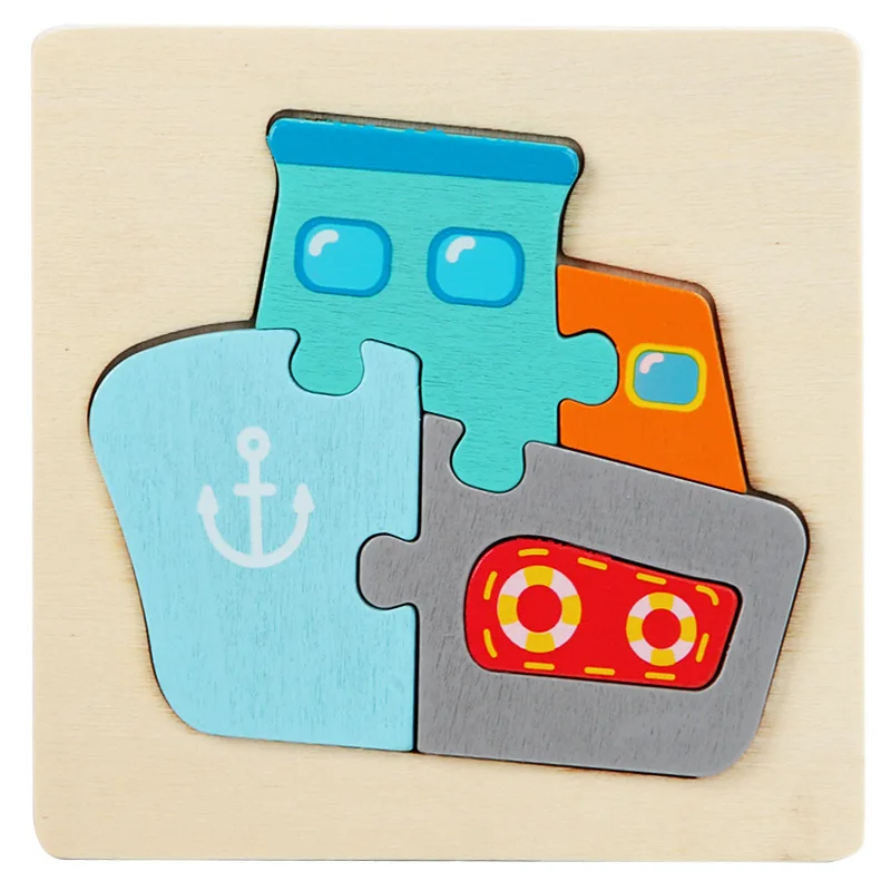 Enfant examinant attentivement une pièce du puzzle 3D en bois
