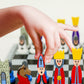 Enfant jouant aux échecs, concentré sur le plateau