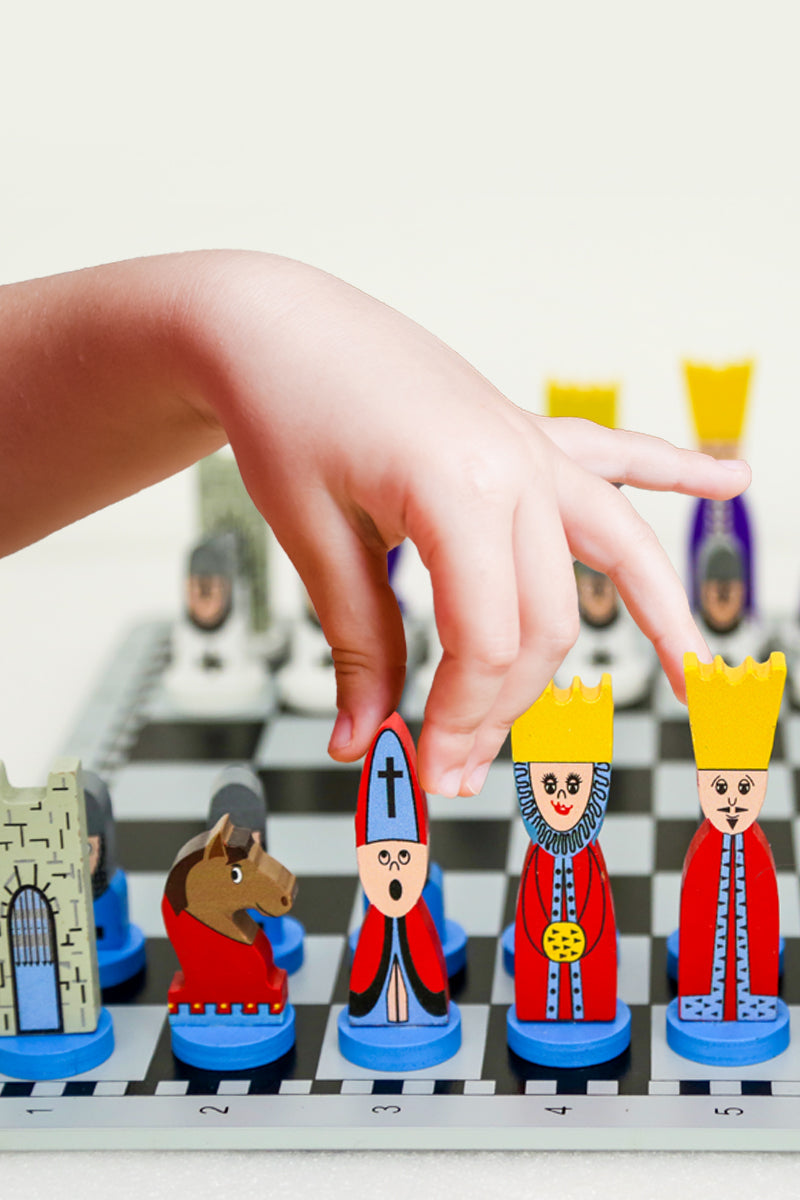 Enfant jouant aux échecs, concentré sur le plateau