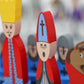 Pièces d'échecs en bois dans un sac de rangement