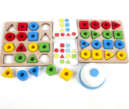 Ensemble complet de blocs et cartes en bois sur fond blanc