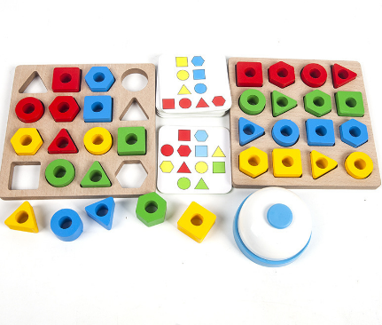 Ensemble complet de blocs et cartes en bois sur fond blanc