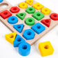 Enfants jouant avec des blocs en bois colorés sur une table