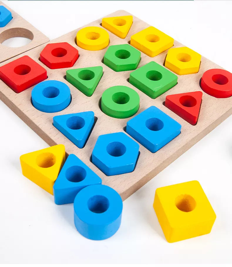 Enfants jouant avec des blocs en bois colorés sur une table