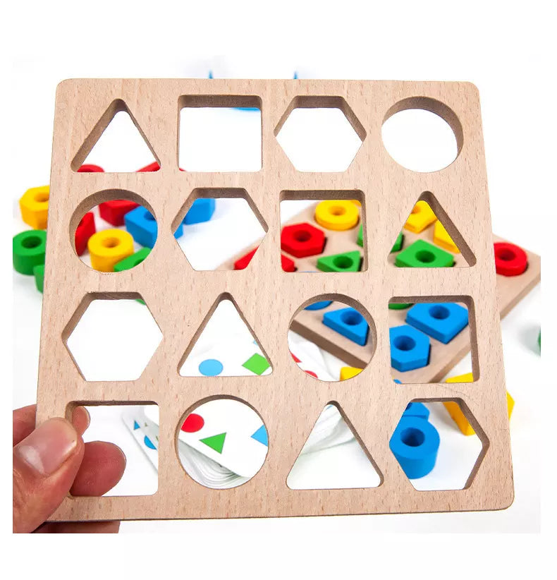 Vue rapprochée de blocs en bois et cartes de formes variées