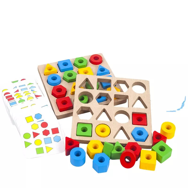 Enfant triant des formes en bois avec concentration