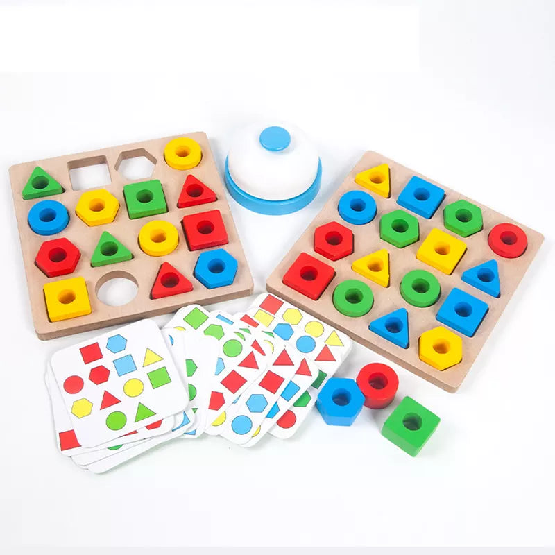 Jeu de tri avec cloche et cartes dispersées autour