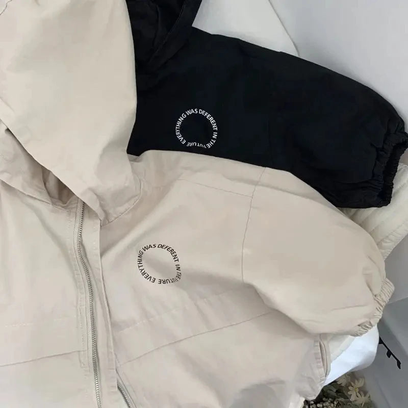 Détail du tissu déperlant beige de la veste enfant