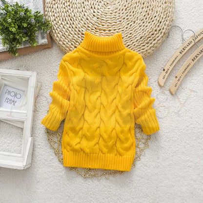 Détail du tricot torsadé sur le devant d'un pull enfant
