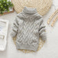 Pull enfant col roulé, vue de côté montrant le motif torsadé