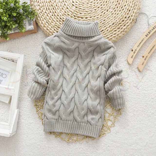 Pull enfant col roulé, vue de côté montrant le motif torsadé
