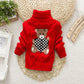 Enfant portant un pull à col roulé en tricot torsadé beige