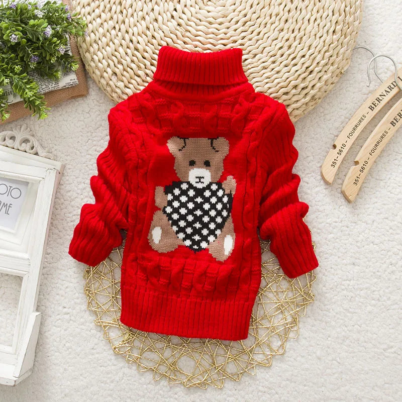 Enfant portant un pull à col roulé en tricot torsadé beige
