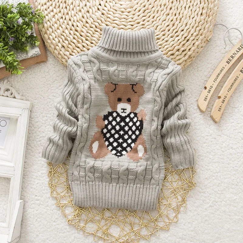 Vue de dos d'un pull enfant en fibres acryliques épaisses