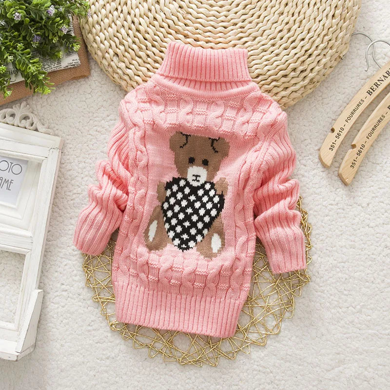 Pull enfant col roulé, détail des manches en tricot torsadé