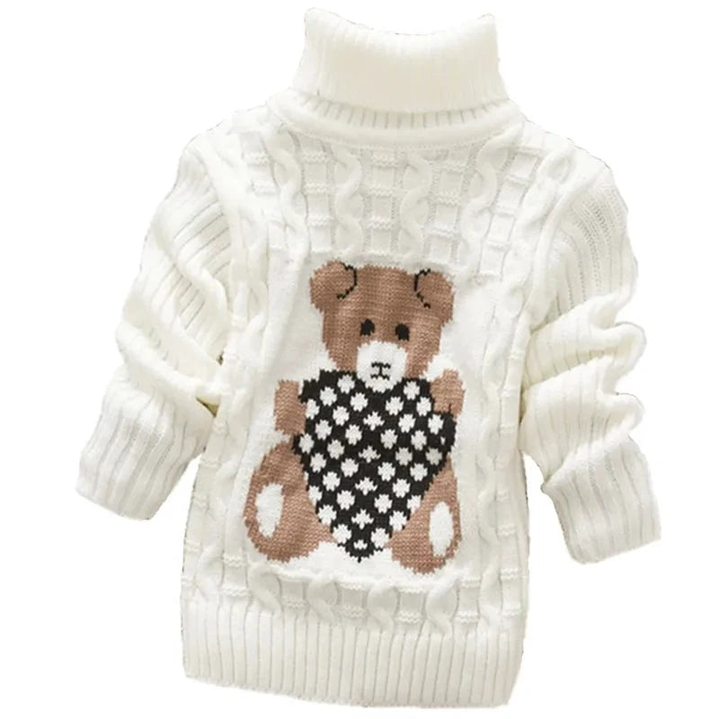 Enfant jouant dehors avec un pull chaud à col roulé
